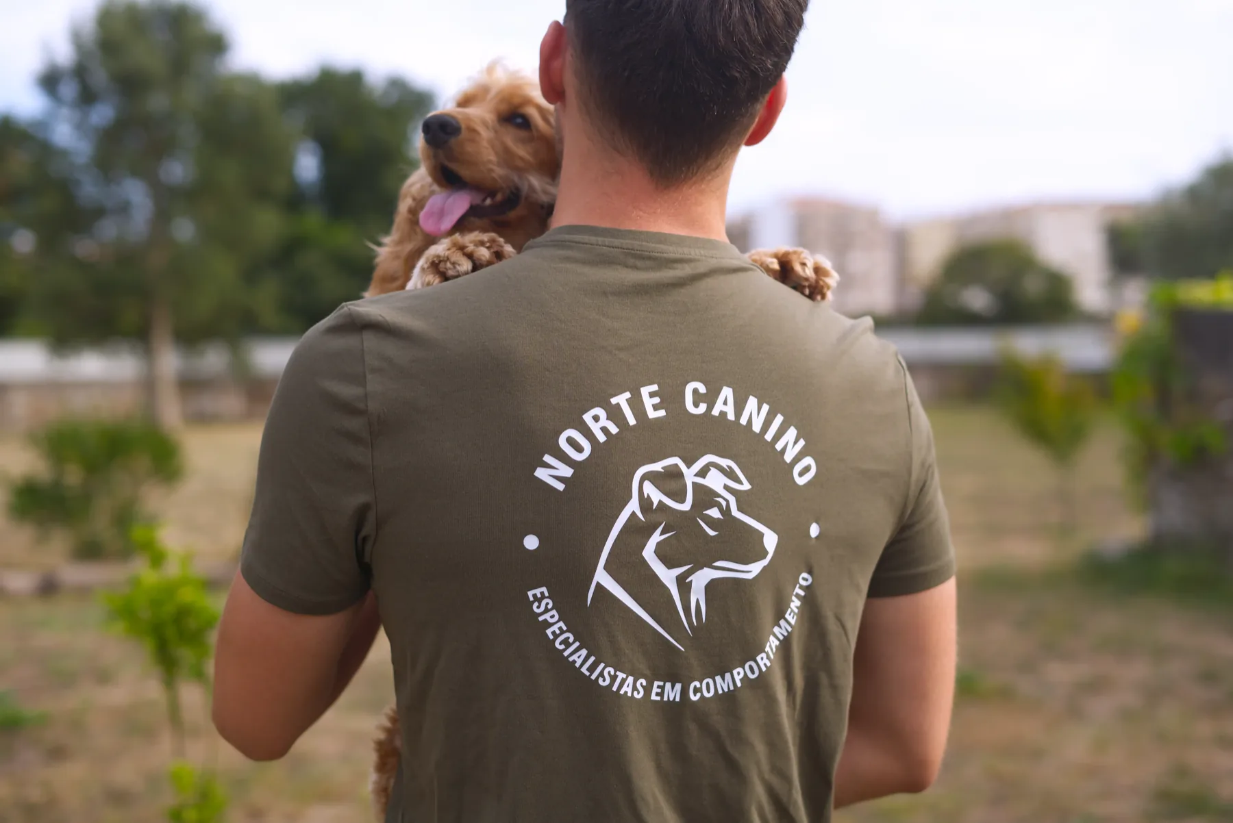 Simão ao colo com a Leia, com o logo da Norte Canino nas costas