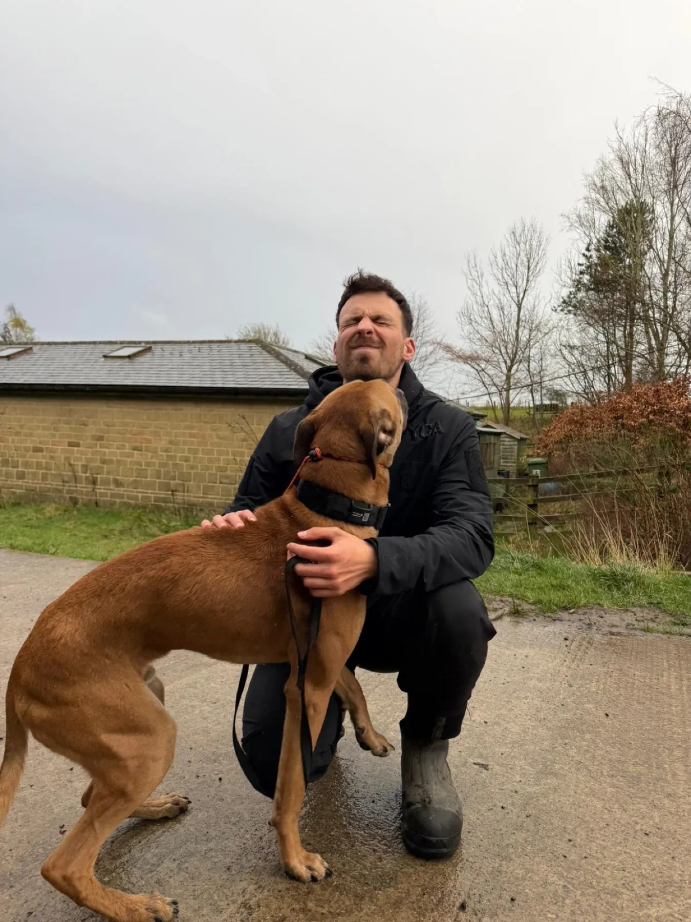 Simão com um cão resgatado na Yorkshire Canine Academy